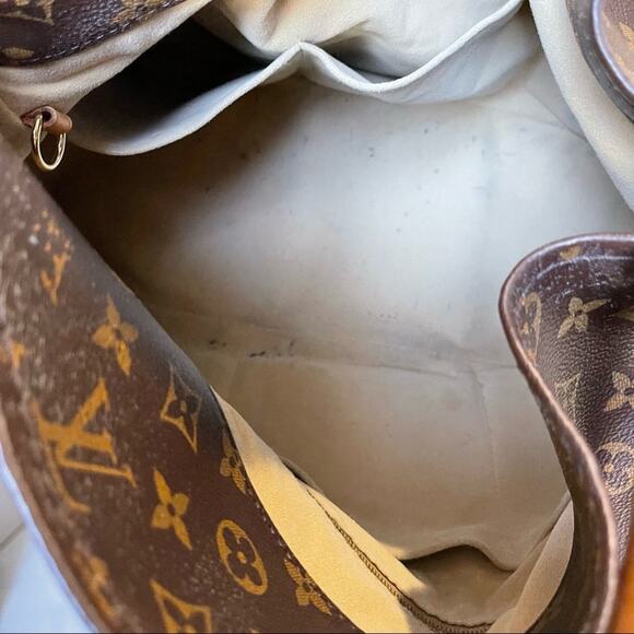 Louis Vuitton Artsy MM Monogram Canvas - Picture 12 of 16